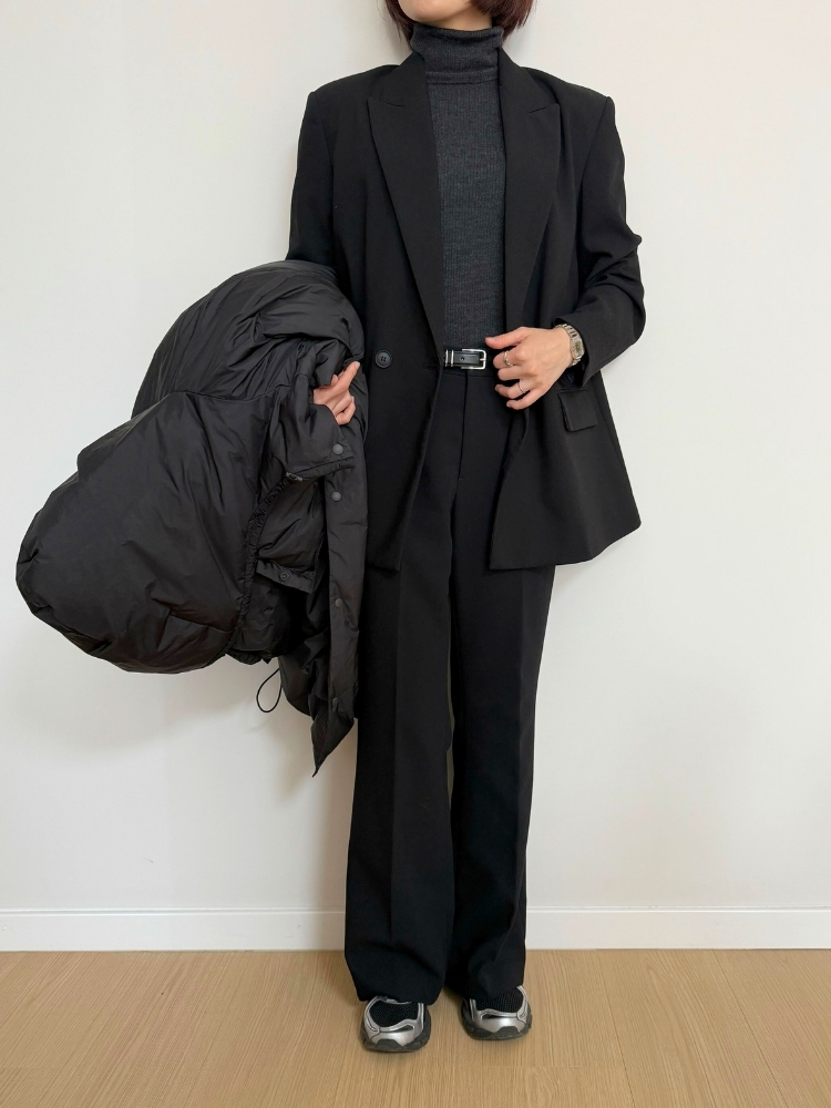 ジャケット×グレーニット×スラックスコーデの写真