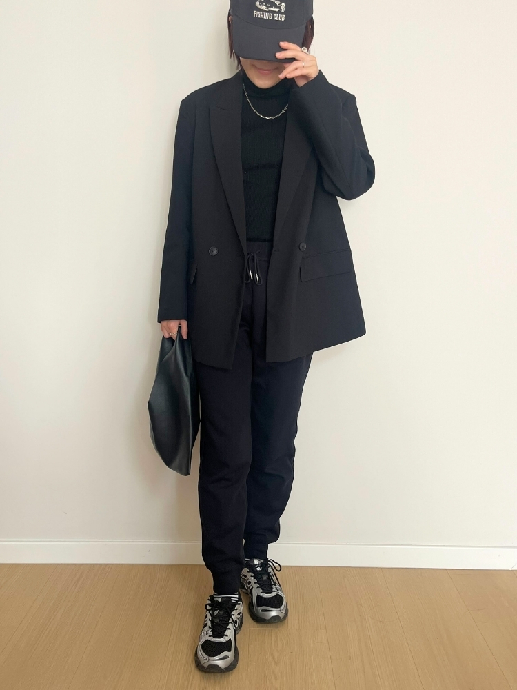 ジャケット×黒ニット×黒ボアパンツコーデの写真