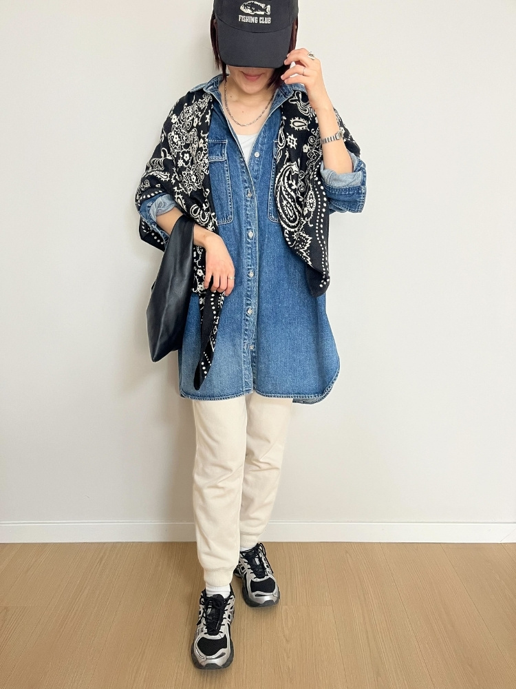 デニムシャツ×白ボアパンツコーデの写真