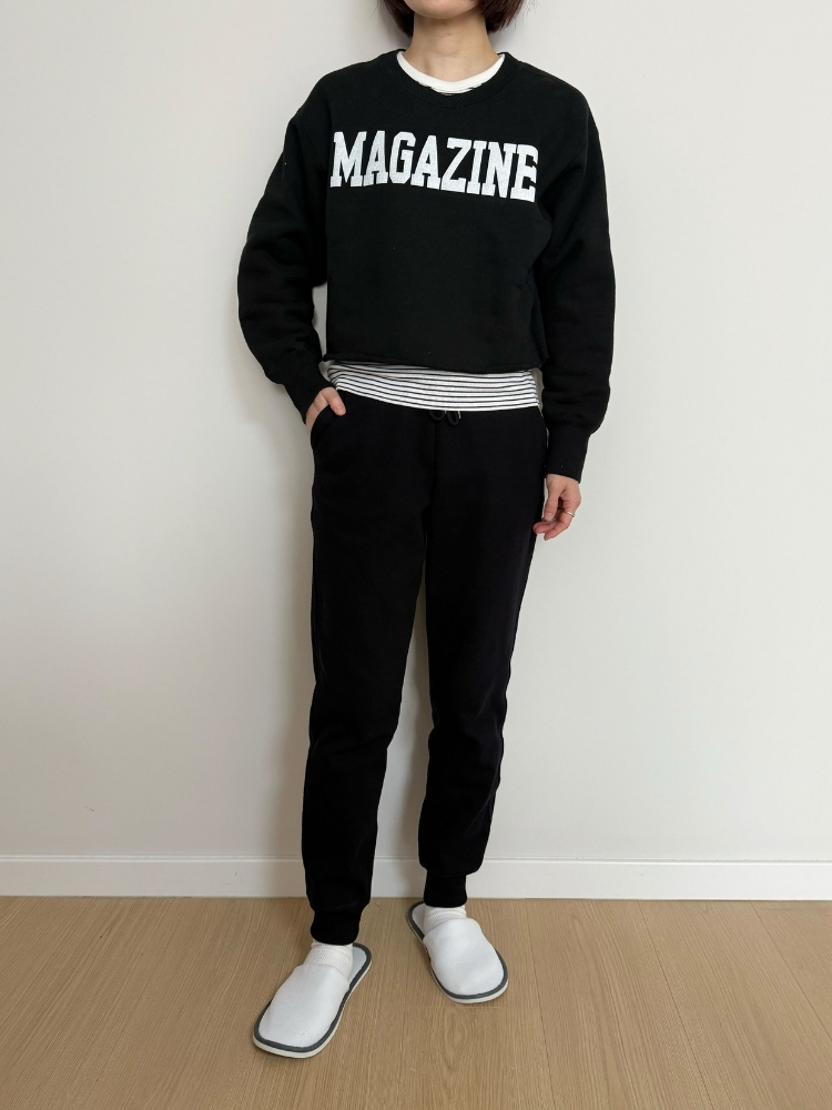 ロゴスウェット×ボーダーT×黒スウェットパンツコーデの写真
