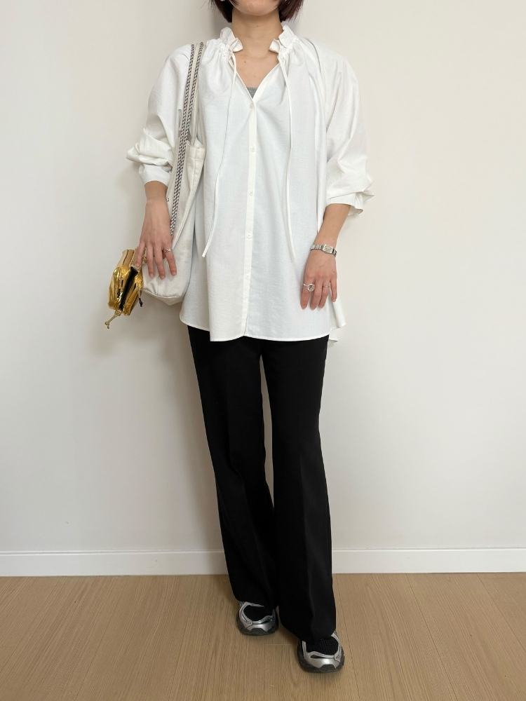 白フリルチュニック×スラックスコーデの写真