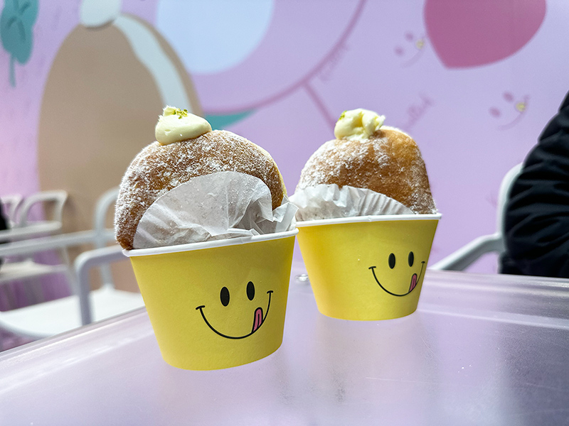 スマイルのカップに入ったドーナツ