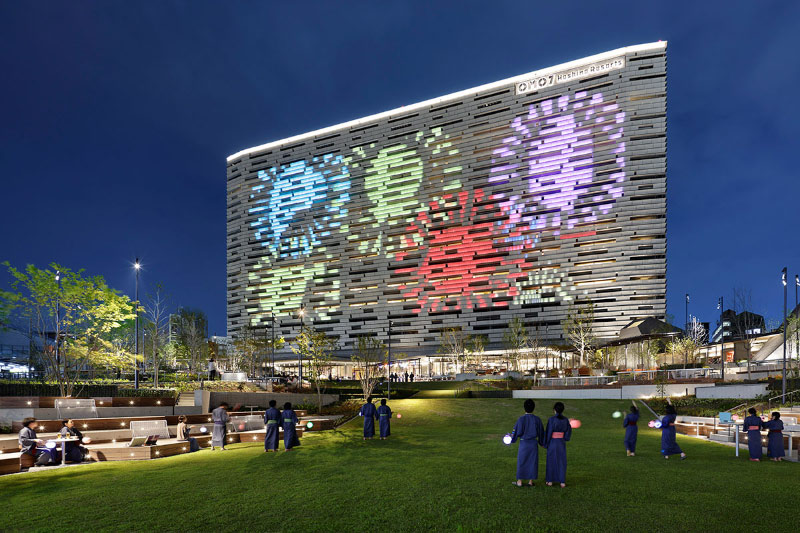 ネオン演出がされたホテルの外観