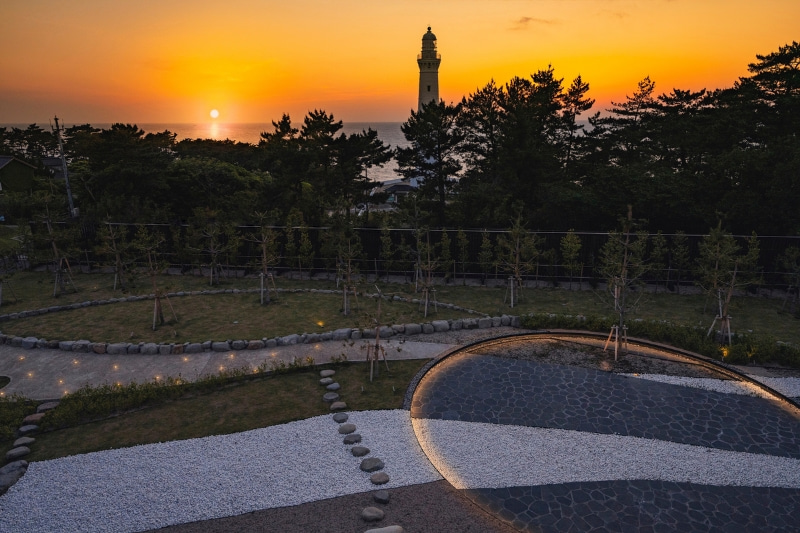 夕暮れの宵の庭の写真