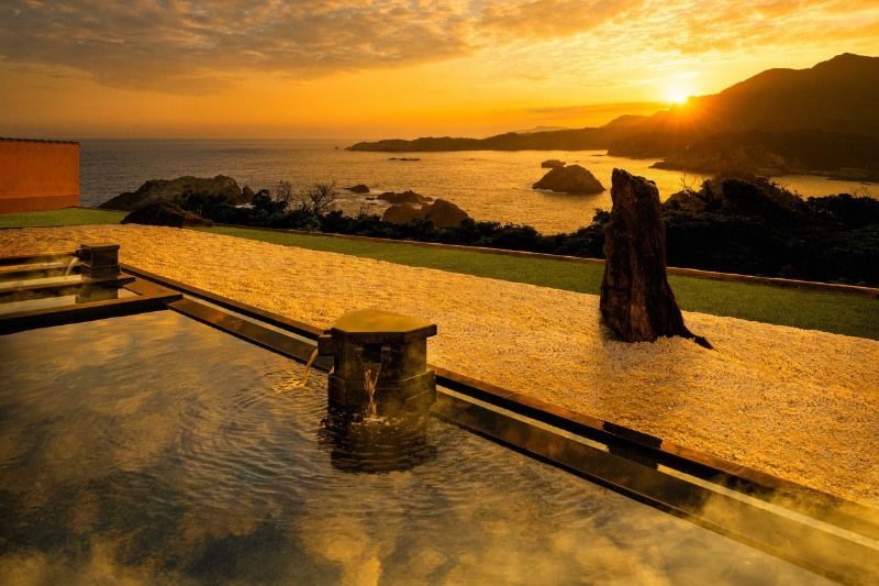 夕暮れの温泉の写真
