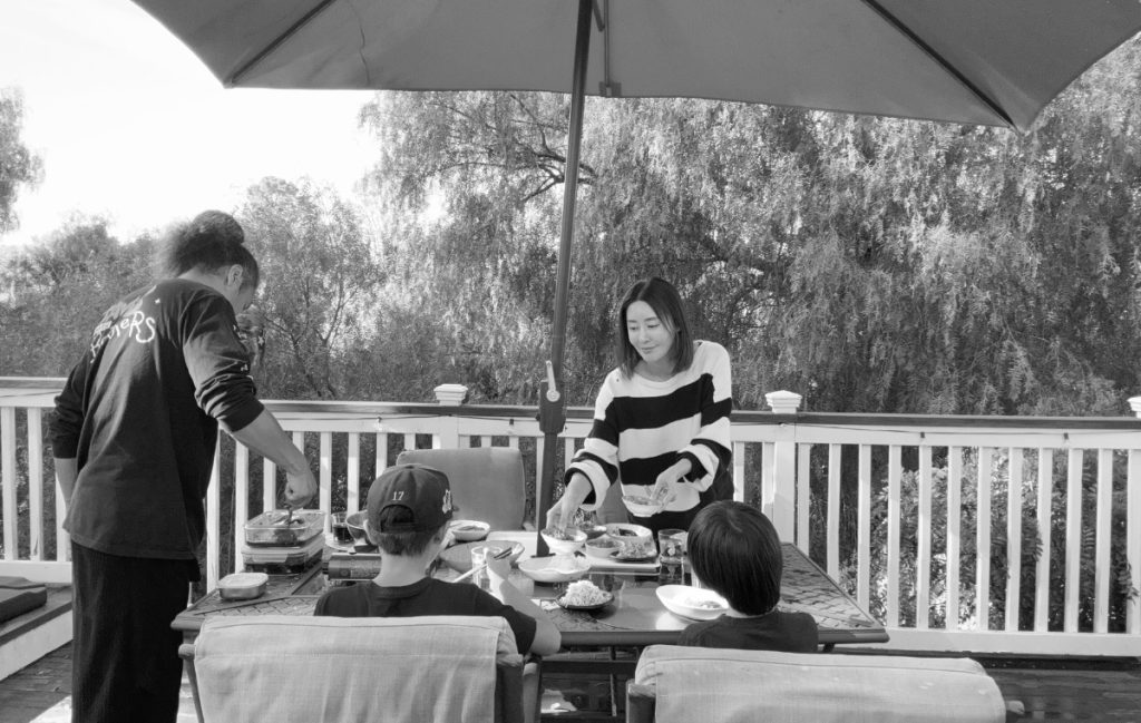 家族でバーべーキューを楽しむ高木さんの写真