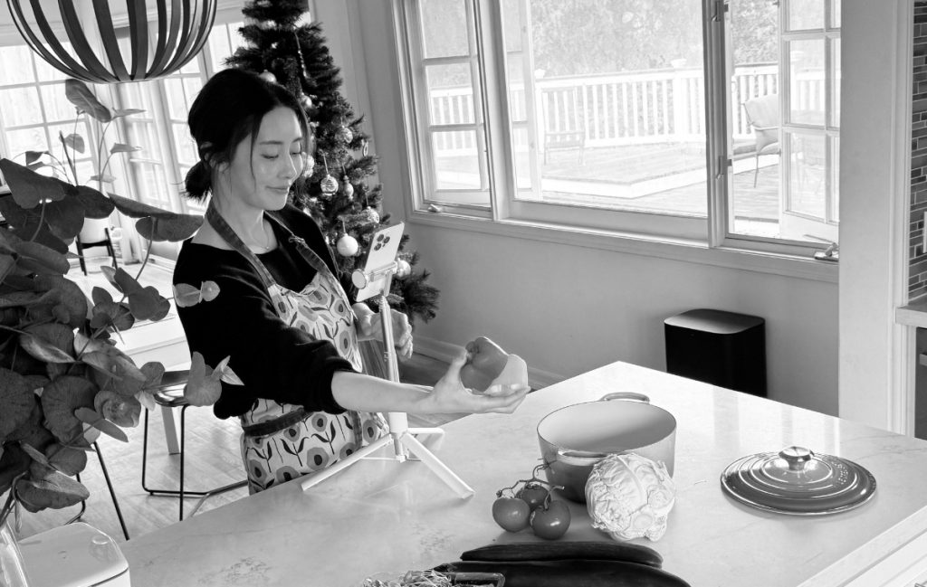 料理動画をスマホで撮影している髙木さんの写真