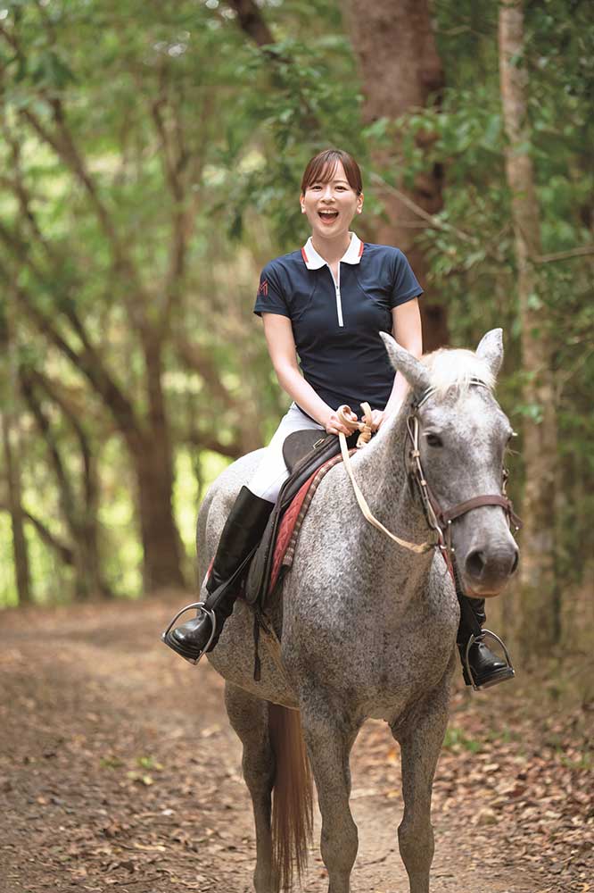 写真集『grazing』より。乗馬を楽しむ皆藤愛子さん