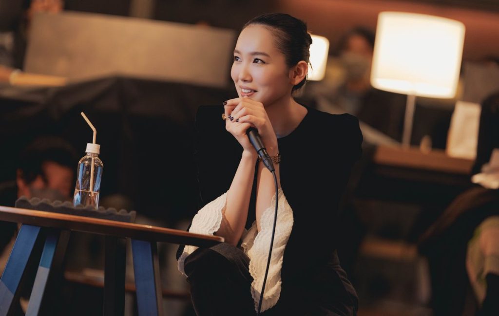 まりえちゃんが動画を見ている様子