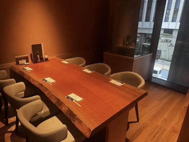 うなぎ四代目菊川 赤坂溜池山王店内観 テーブル席写真