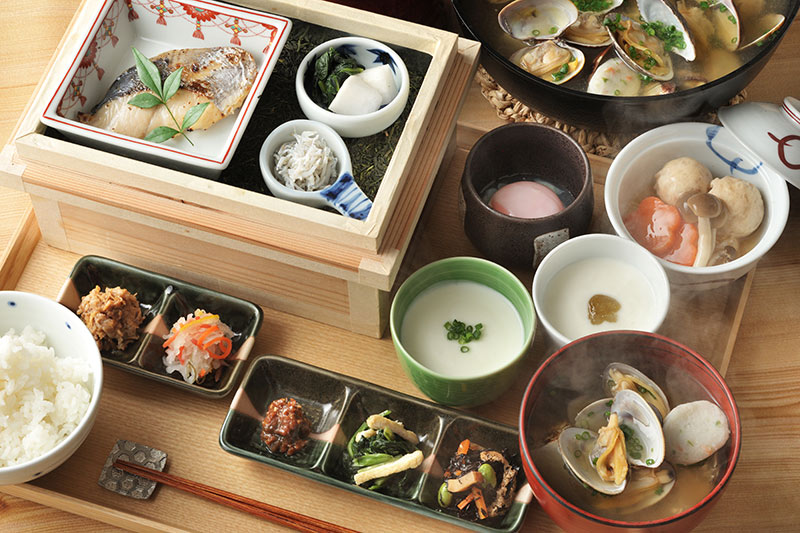 小鉢やご飯、味噌汁が並んだ和食膳朝食
