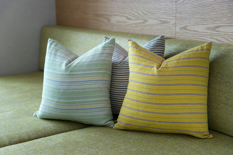 客室にせっちされた織物クッション