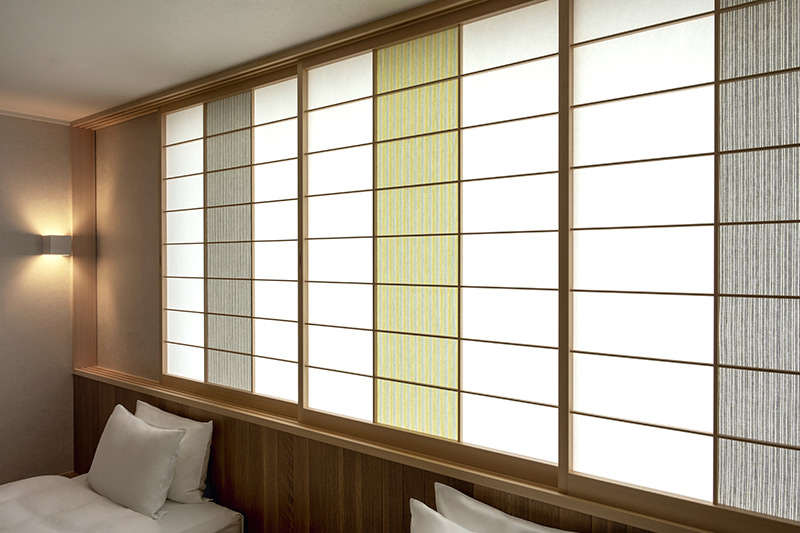 客室にせっちされた織物風の障子