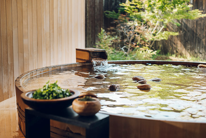 桶型のヒバの露天風呂