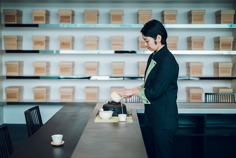 お茶を淹れている人