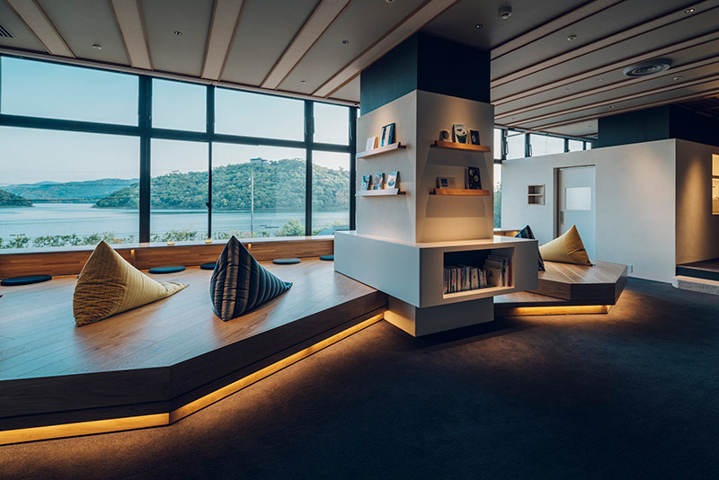 小上がりのライブラリーラウンジ