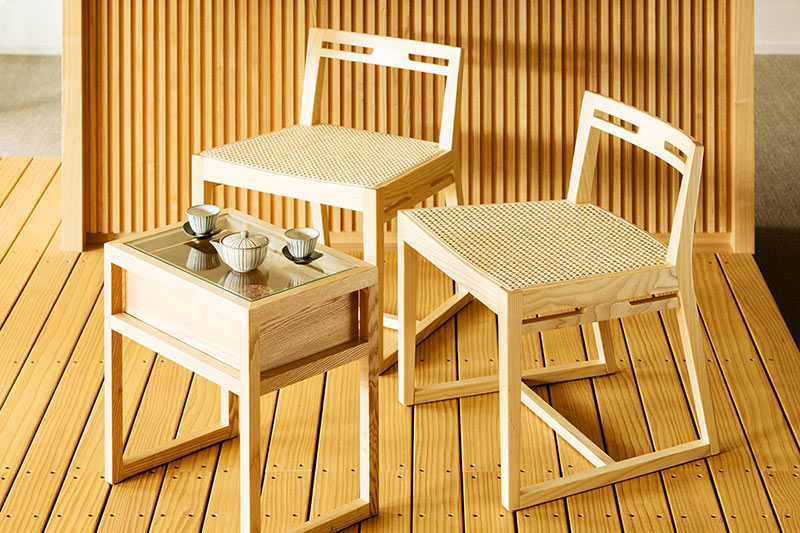 界 遠州の湯上がり処 椅子とテーブル