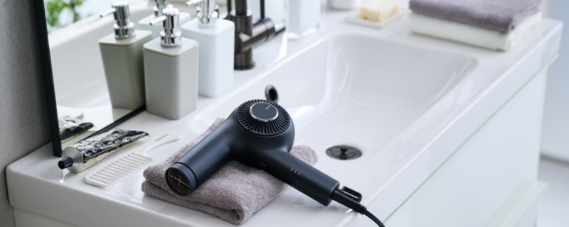 洗面所に置かれたブラックのドライヤーの写真