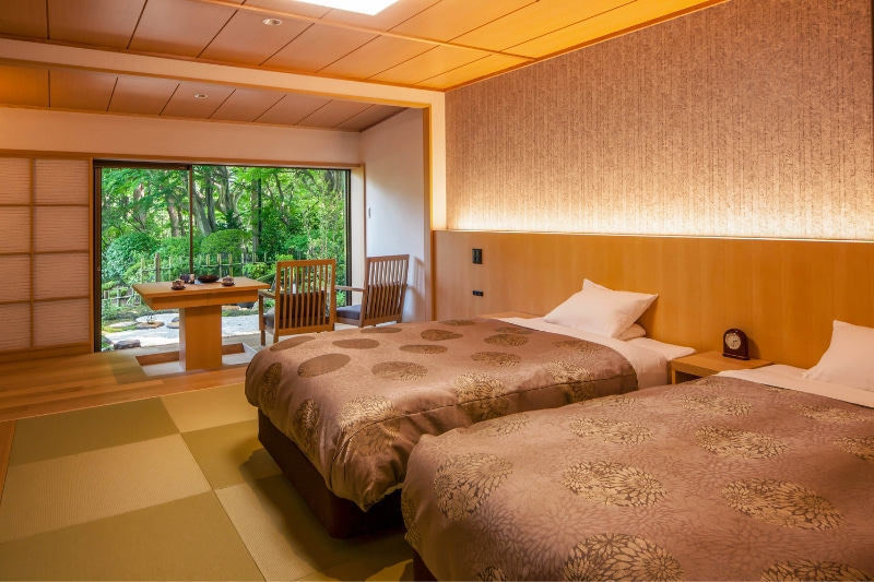 客室のツインベッドの写真