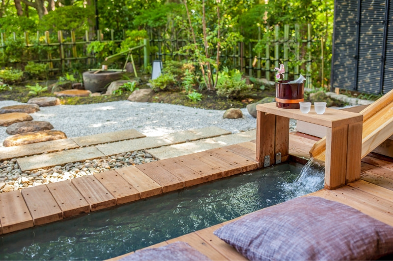 庭を眺められる足湯の写真