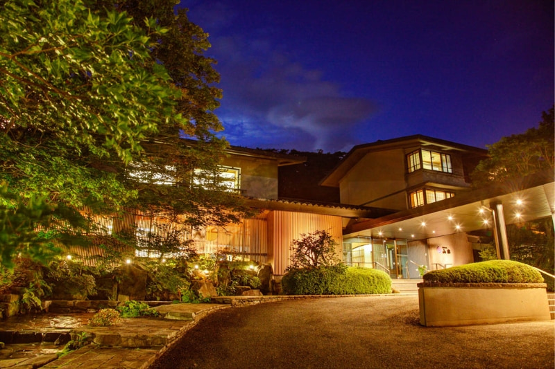 薄暮の旅館入り口の写真