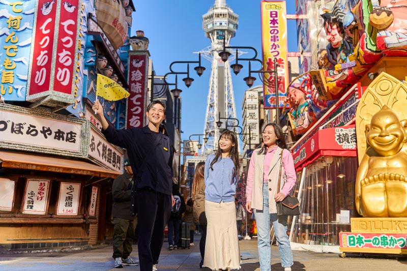 新世界を歩いている人々の写真