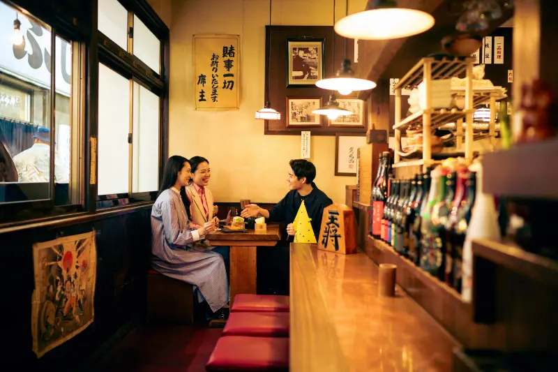 串カツ屋で談笑する人々の写真