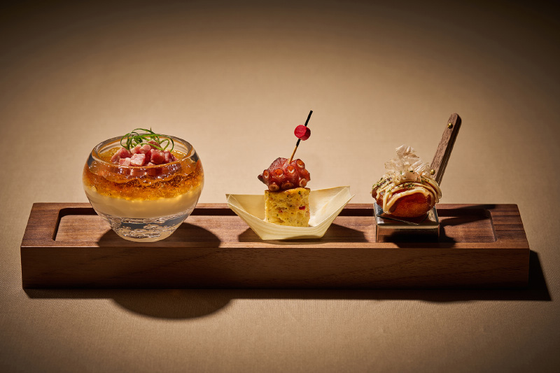 冷製肉吸い、たこ焼き風トルティージャ」、お好みコロッケがのったプレート