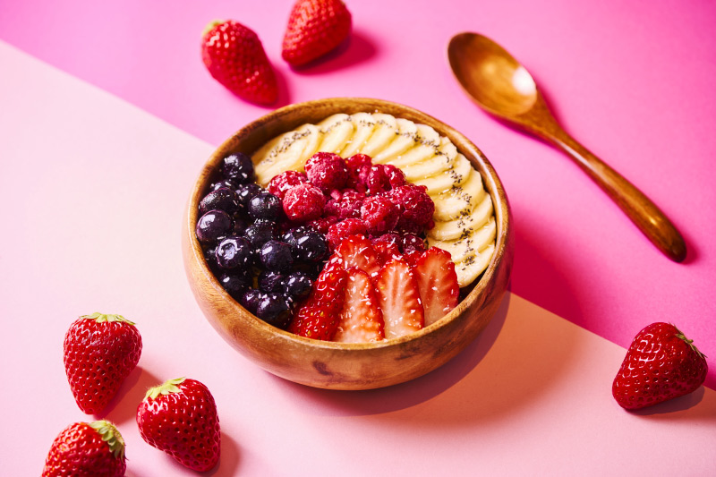 いちご、ブルーベリー、ラズベリー、バナナがのったボウル