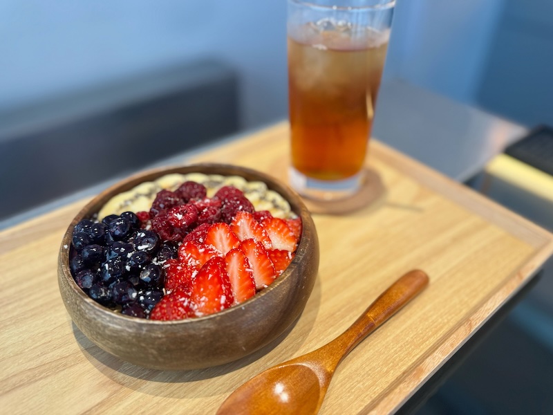 アサイーボウルとドリンクがのったプレートの写真