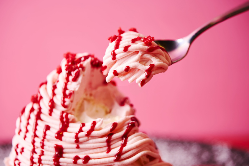 いちごのモンブランをスプーンですくっている寄り写真