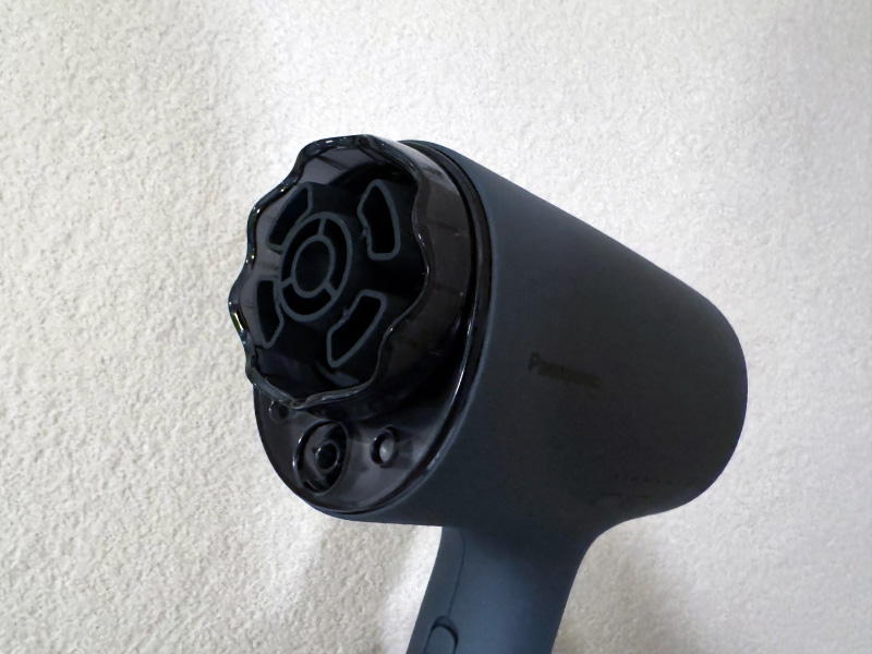 黒いドライヤーにノズルをつけた写真