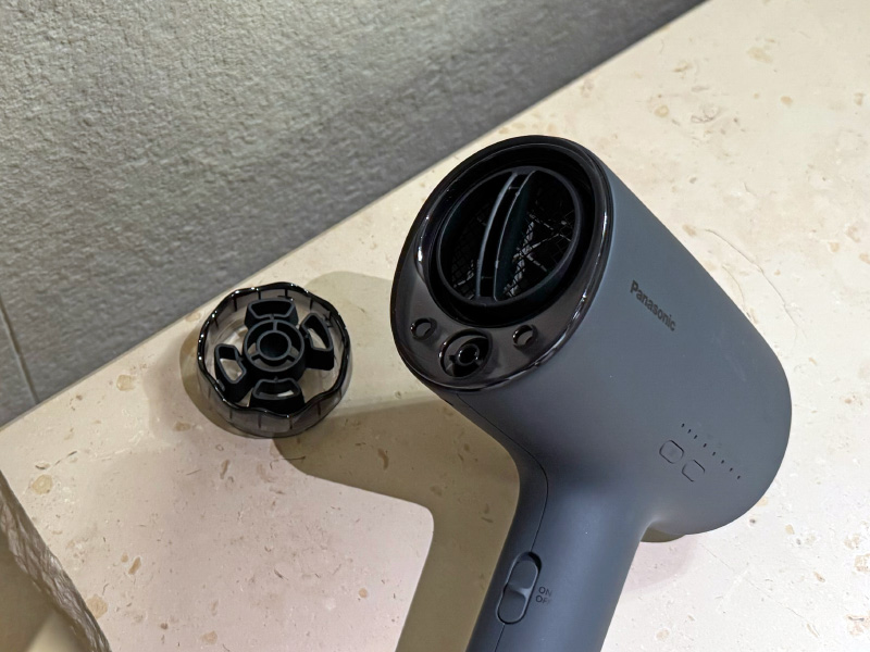 パナソニックの黒いドライヤーとナイトキャップノズルの写真