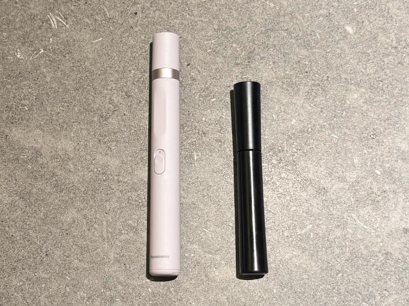 電動毛抜きとマスカラのサイズ比較写真