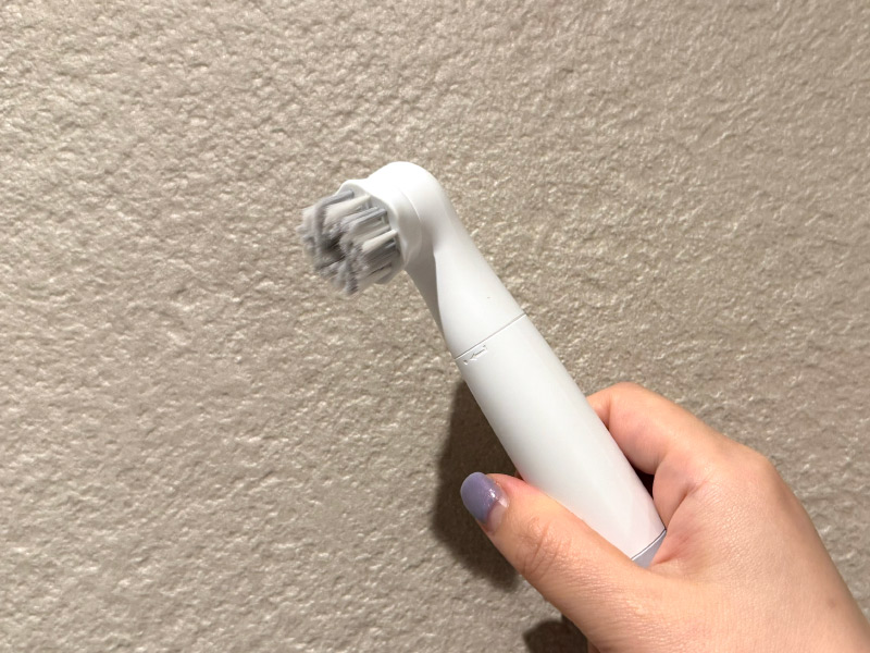 パーツケアブラシを持っている手元の写真