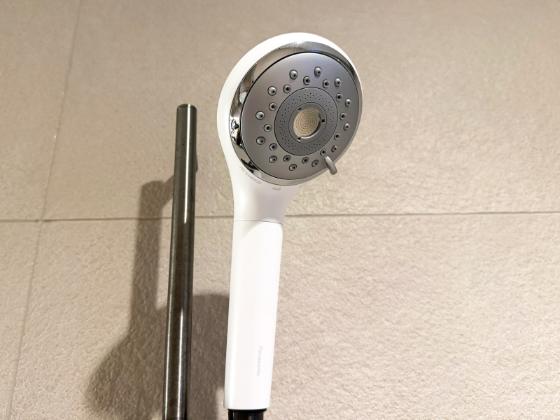 パナソニックの白いシャワーヘッド