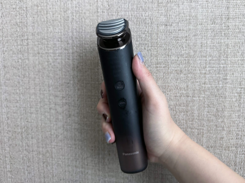 パナソニックの美顔器を持っている写真