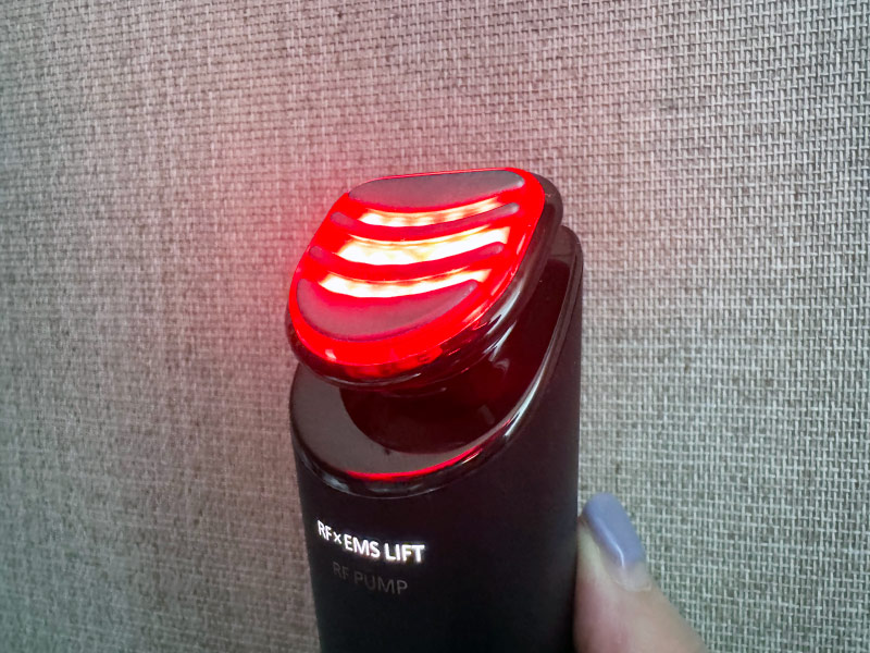 パナソニックの美顔器　ライトがついている写真