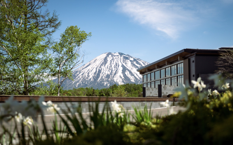パーク ハイアット ニセコ HANAZONO　ホテル越しに見える山
