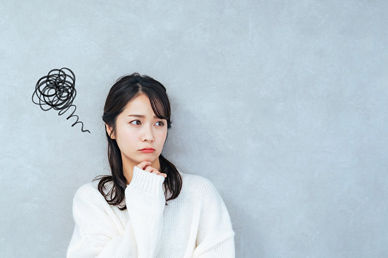 困った表情の女性