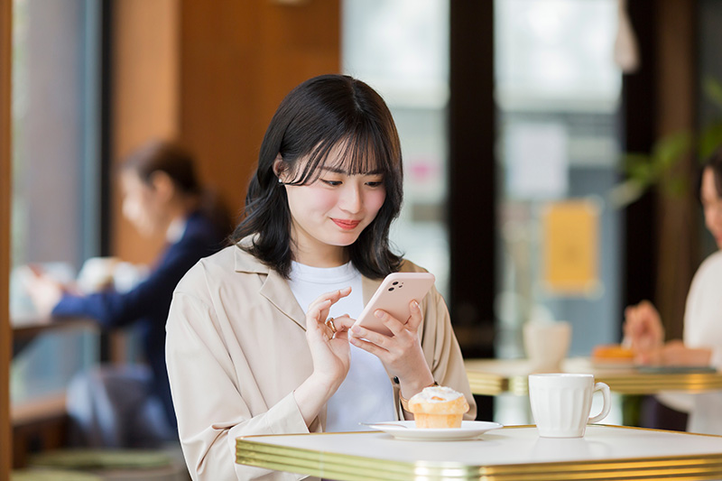 カフェでスマホを見る女性