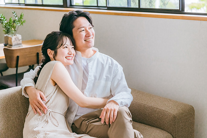 ソファーに座る仲良しカップル・夫婦