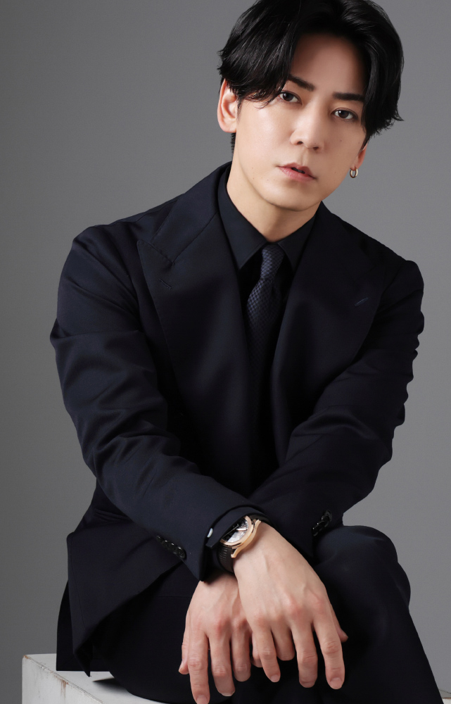 亀梨和也さん　座っている写真