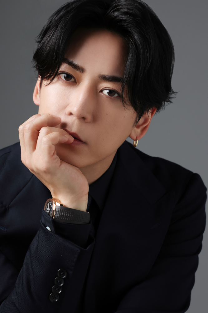 亀梨和也さん　あごに手を当てている写真