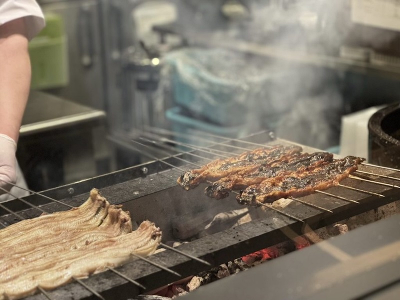 うなぎを焼いている写真