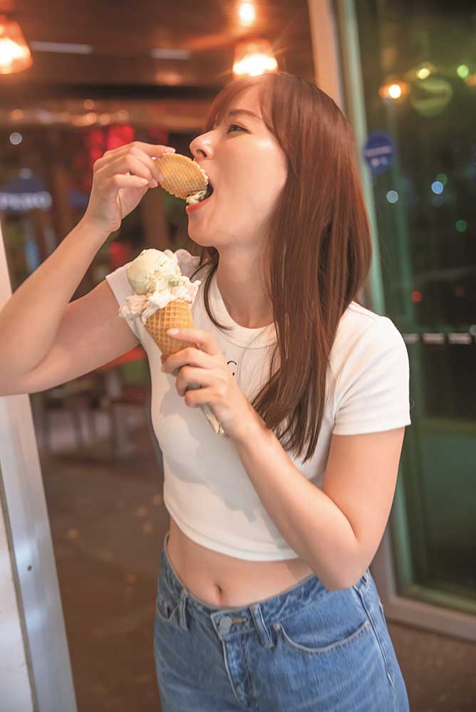 写真集『grazing』より。アイスを食べる皆藤愛子さん
