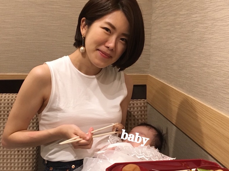 白いタンクトップトップスを着用している女性の写真