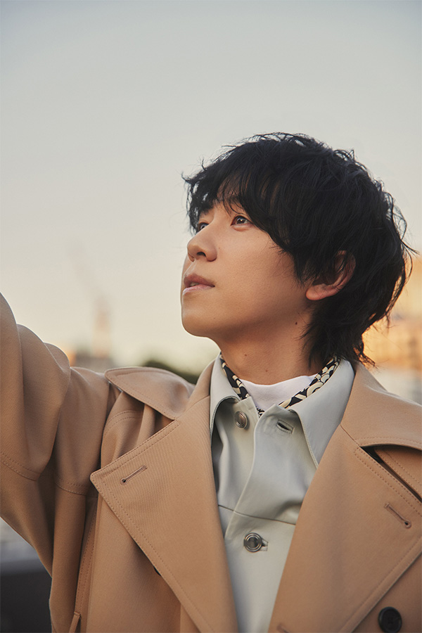 夕景の中空を見上げる声優・山下大輝さん