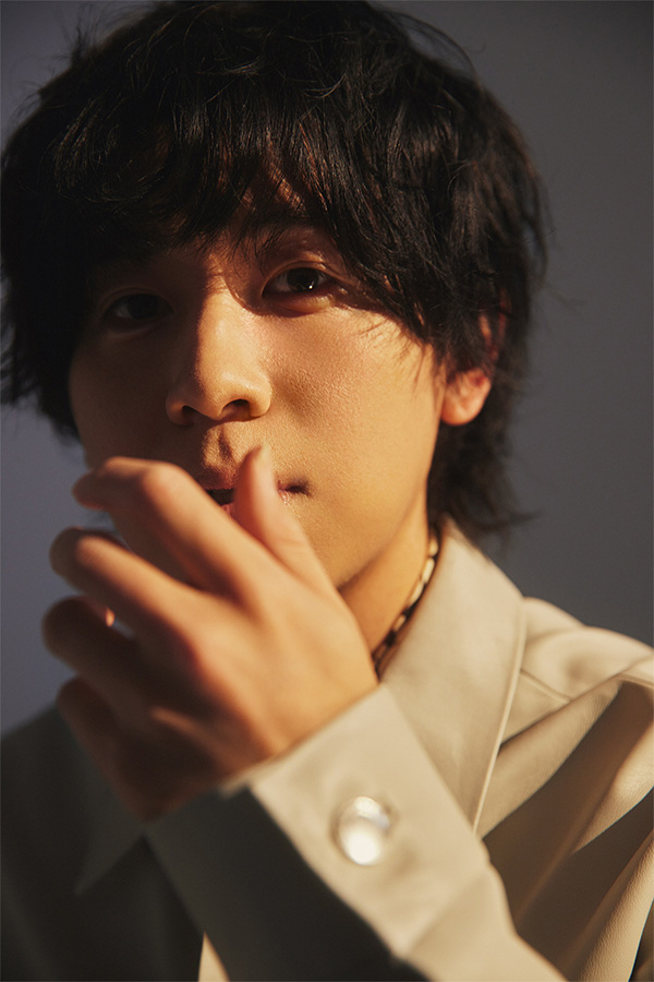 アンニュイな表情の声優・山下大輝さん