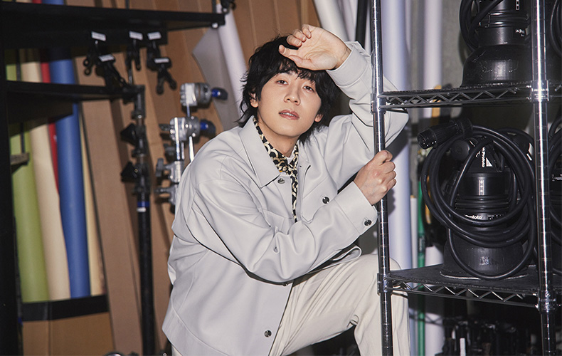 ポーズをとる声優・山下大輝さん